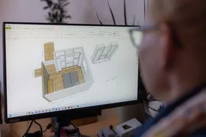 Möbel mit einem Korpus werden von der Möbelplanerin digital gestaltet.